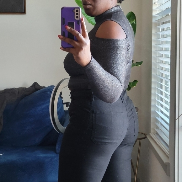 Bebe Y2K cold shoulder gunmetal Mettalic mock neck cropped top size L - Picture 2 of 12